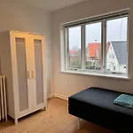 4 Vaerelses 85m2 Med 3 Sovevaerelser Og 6 Enkelt Senge Lägenhet *