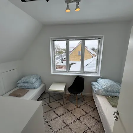 4 Vaerelses 85m2 Med 3 Sovevaerelser Og 6 Enkelt Senge * Odense