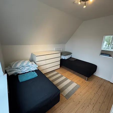 4 Vaerelses 85m2 Med 3 Sovevaerelser Og 6 Enkelt Senge Odense