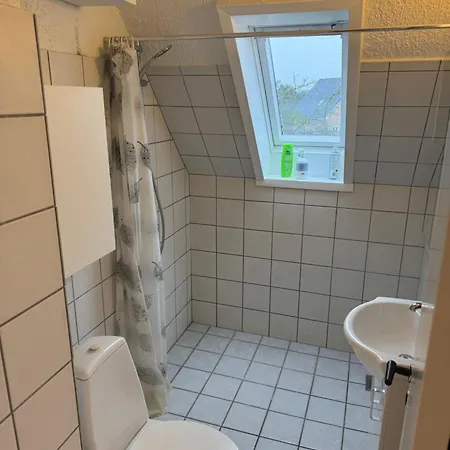 4 Vaerelses 85m2 Med 3 Sovevaerelser Og 6 Enkelt Senge אודנזה
